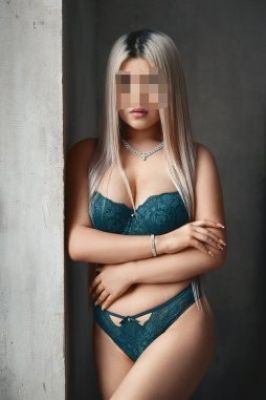 Софа предлагает массаж простаты страпоном, недорого